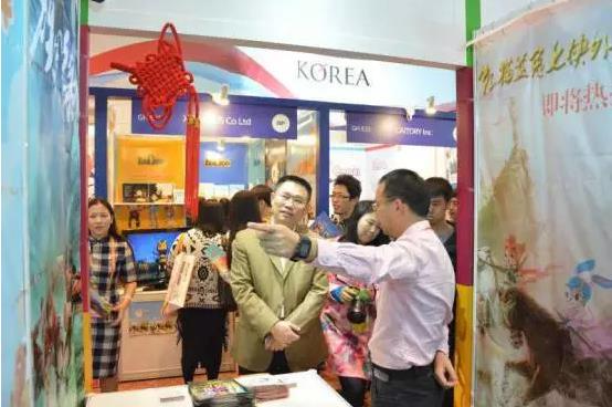 广州市文化广电新闻出版局温朝晖副巡视员来虹猫蓝兔展区参观指导
